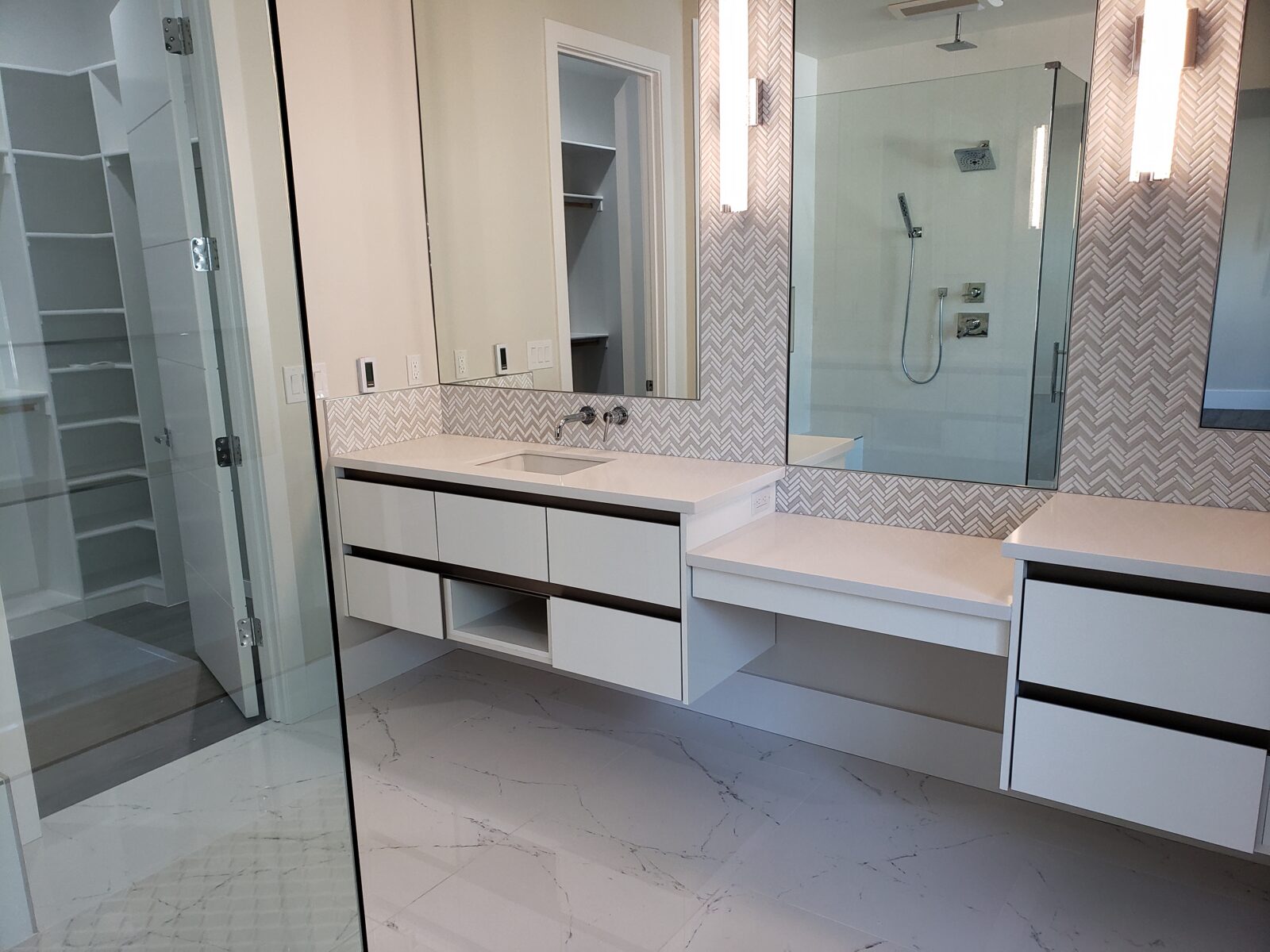 Floating cabinets bathroom. High gloss. Hanging cabinets. Gola channels.